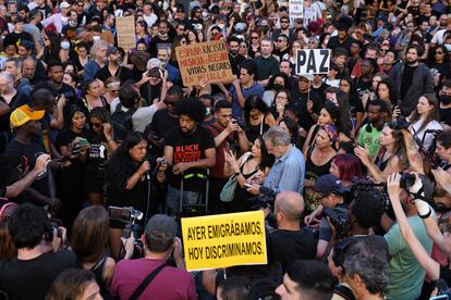 Centenares de personas se manifiestan en la Plaza del Callao tras la tragedia de Nador