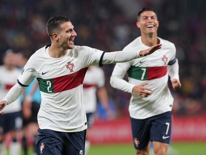 Diago Dalot celebra junto a Cristiano Ronaldo el tercer gol de la selección portuguesa en el partido contra República Checa (0-4) de la UEFA Nations League en Praga este sábado.