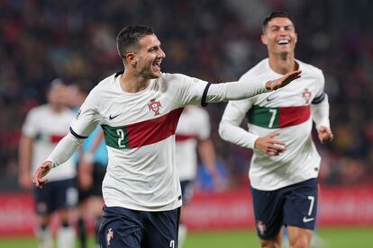 Diago Dalot celebra junto a Cristiano Ronaldo el tercer gol de la selección portuguesa en el partido contra República Checa (0-4) de la UEFA Nations League en Praga este sábado.