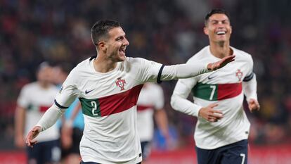 Diago Dalot celebra junto a Cristiano Ronaldo el tercer gol de la selección portuguesa en el partido contra República Checa (0-4) de la UEFA Nations League en Praga este sábado.