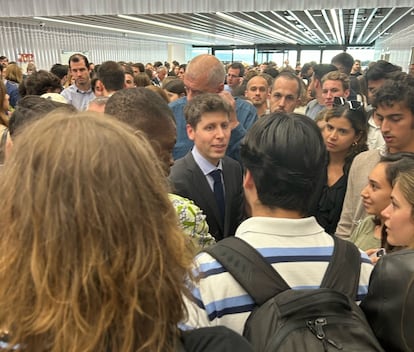 Sam Altman, en el centro, rodeado por los asistentes a su charla en IE.