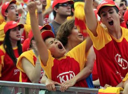 Seguidores de la selección celebran uno de los goles en la plaza de Colón de Madrid.