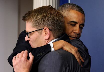 El presidente Barack Obama abraza a Jay Carney tras dimitir como secretario de prensa.