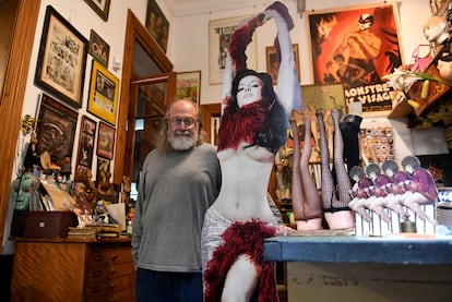 Eduardo Orenstein posa con una imagen de la actriz Isabel Sarli en su Museo Erótico de Buenos Aires