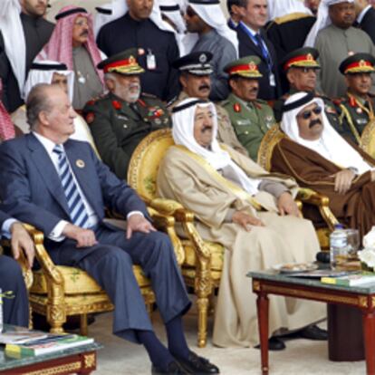 El Rey, ayer junto al emir de Kuwait y otras autoridades del país.