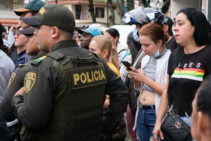 Familiares escuchan a un oficial de policía leyendo una lista de reclusos sobrevivientes después del incendio en el centro penitenciario.