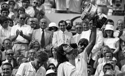 Yannick Noah eleva el trofeo de campeón en la Philippe Chatrier, el 5 de junio de 1983; a su izquierda, Mats Wilander.