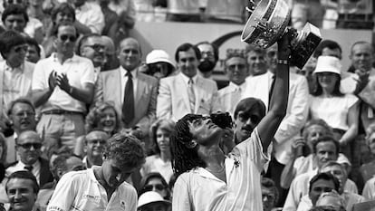 Yannick Noah eleva el trofeo de campeón en la Philippe Chatrier, el 5 de junio de 1983; a su izquierda, Mats Wilander.