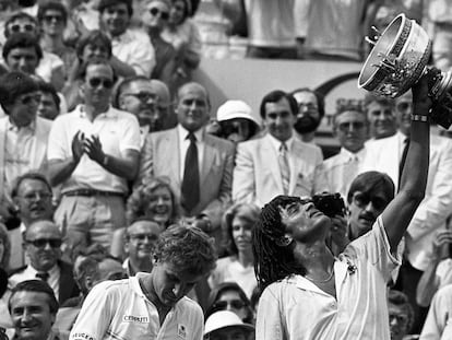 Yannick Noah eleva el trofeo de campeón en la Philippe Chatrier, el 5 de junio de 1983; a su izquierda, Mats Wilander.