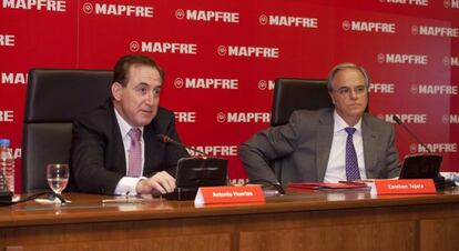 El presidente de la aseguradora espa&ntilde;ola Mapfre, Antonio Huertas, a la izquierda, junto al director general, Esteban Tejera.