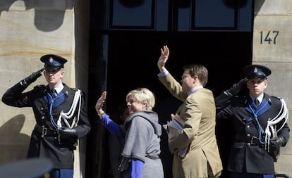 El príncipe Constantino, hijo menor de la reina Beatriz, y su mujer la princesa Laurentien saludan a su llegada al Palacio Real en Ámsterdam, Holanda.