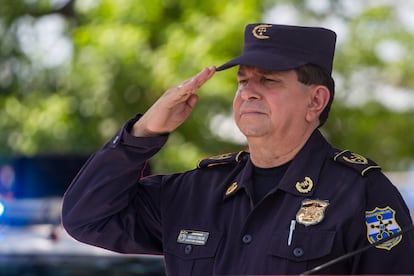 Mauricio Arriaza saluda durante una ceremonia en La Hachadura, El Salvador, en septiembre de 2019.