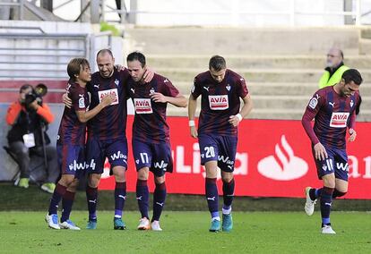 Ramis, segundo por la izquierda, celebra el gol del empate con sus compañeros.