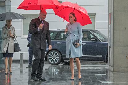 Christopher Geidt con la duquesa de Cambridge, Kate Middleton, en Londres en 2018.