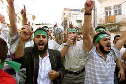 Simpatizantes de la organización fundamentalista Hamás corea eslóganes contra Estados Unidos en Nablús, al norte de Cisjordania.