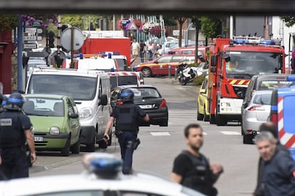Equipos de emergencia en el lugar en el que dos asaltantes atacaron una iglesia en la localidad francesa de Saint-Etienne-du-Rouvray.