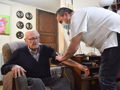 Guillermo Bernués le toma la tensión a Julio Rivera en su casa de Saravillo (Huesca).