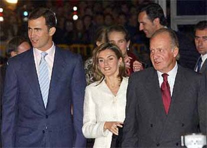 El primer acto al que Letizia Ortiz ha acudido como futura Reina de España ha sido el concierto que el violoncelista ruso Mstislav Rostropovich ha ofrecido en el Teatro Real. Allí, la prometida del Príncipe ha coincido con el Rey y los demás miembros de la Familia Real.