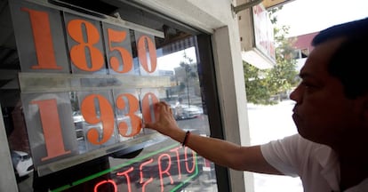 Un empleado de una casa de cambio.