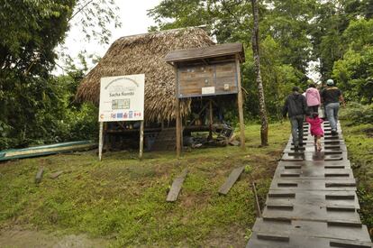 Entrada a la comunidad de Alta Florencia. Los habitantes de esta comuna a orillas del río Napo mantienen su propio proyecto de turismo comunitario llamado “Sacha Ñambi”. 