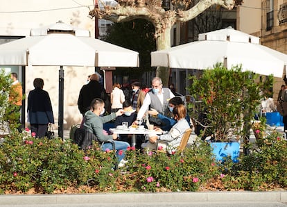 Varios clientes en la terraza de una cafetería, el 11 de noviembre en Santander.