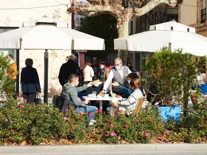 Varios clientes en la terraza de una cafetería, el 11 de noviembre en Santander.