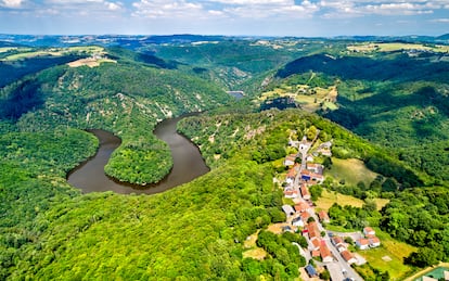 Vista aérea de la villa de Queuille, en Auvernia (Francia). 