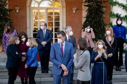 Miembros del Gobierno conversan antes de realizar la 'foto de familia' en La Moncloa, el pasado 28 de diciembre.