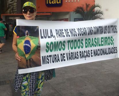 A dona da casa Ana (que preferiu não revelar seu sobrenome), acredita que o impeachment não é a solução, embora tenha ido ao protesto em São Paulo protestar contra o PT. "Tirar a Dilma não adianta. Porque quem entra é o [Michel] Temer e dá na mesma. Só vamos conseguir mudar tudo isso nas próximas eleições, o que já é grande coisa. Até lá, Dilma tem que sangrar", disse, com uma faixa contra o Lula nas mãos.