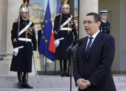 El primer ministro rumano, Victor Ponta, se dirige a los medios de comunicación tras su reunión con el presidente galo, François Hollande, en el Palacio del Elíseo en París (Francia) hoy, jueves 21 de febrero de 2013.