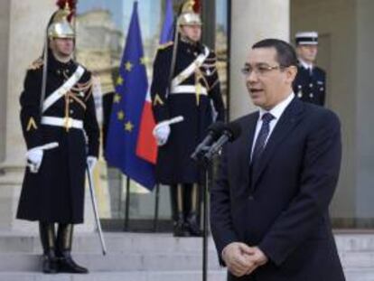 El primer ministro rumano, Victor Ponta, se dirige a los medios de comunicación tras su reunión con el presidente galo, François Hollande, en el Palacio del Elíseo en París (Francia) hoy, jueves 21 de febrero de 2013.