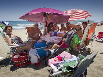 Una familia come en una playa de Fuengirola.