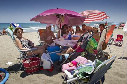 Una familia come en una playa de Fuengirola.