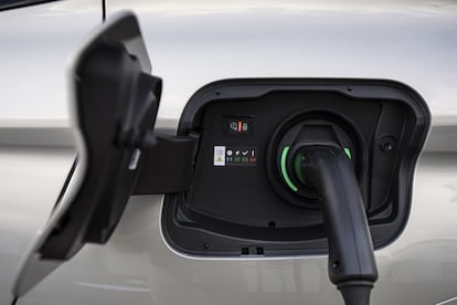 La gama E-TENSE, como se denominan a sus vehículos electrificados, dispone de versiones 100% eléctricas (con hasta 557 kilómetros de autonomía en ciclo urbano WLTP) y versiones híbridas enchufables.