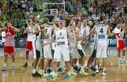Los jugadores de Lituania celebran su clasificación para la final.