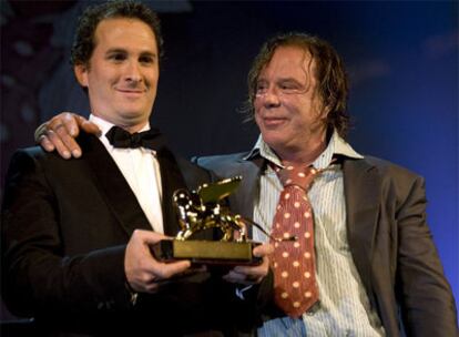 El director Darren Aronofsky muestra el León de Oro ganado por su película <i>The westler, </i>acompañado de Mickey Rourke, su protagonista.