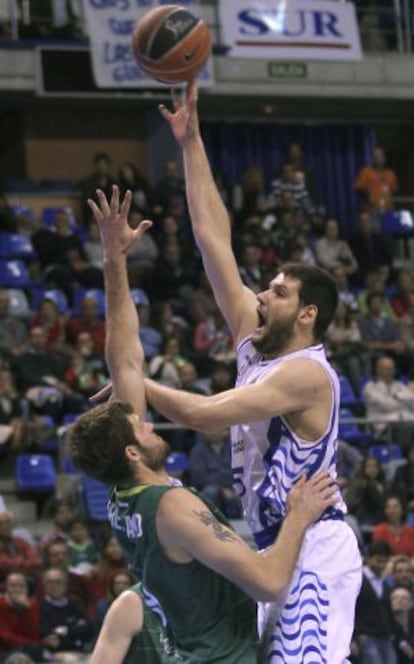 Ivanov lanza a canasta ante Freeland en un Unicaja-Alicante