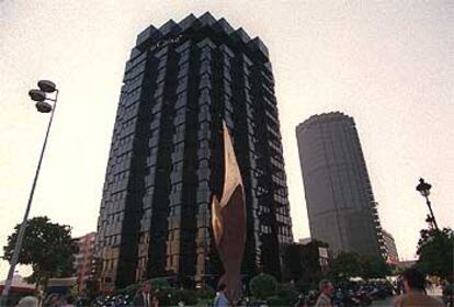 Edificio sede de La Caixa en la Diagonal de Barcelona.