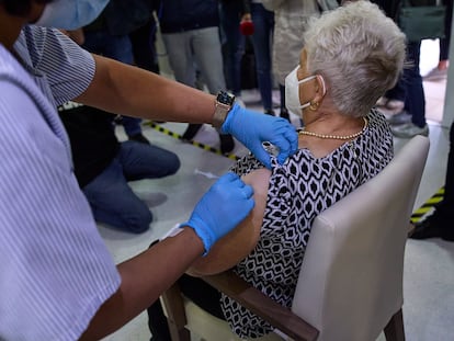 Una sanitaria vacuna a una mujer en la residencia de mayores Vista Alegre, de Madrid, el pasado 22 de septiembre.