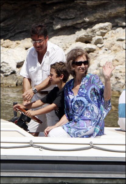 En la fotografía, la reina Sofia y su nieto mayor Felipe Froilán en una lancha en una playa de Cabrera en agosto de 2008, cuando las vacaciones en el palacio de Marivent de Palma de Mallorca, eran una parada obligada y divertida un verano tras otro.