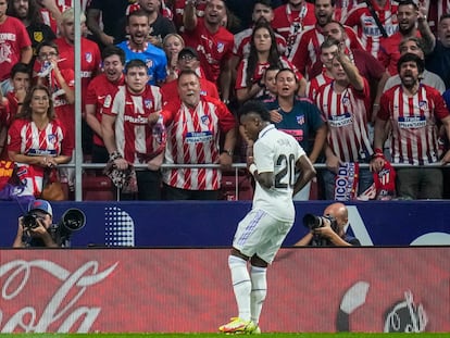Varios seguidores del Atlético de Madrid gritan a Vinicius durante la celebración de un gol, el pasado domingo.
