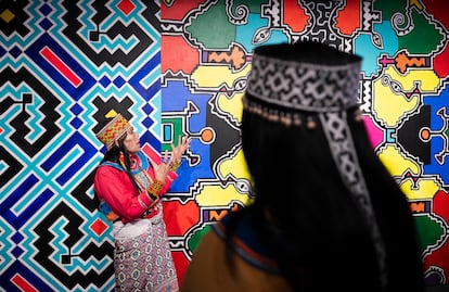 The artist Olinda Silvano in front of one of her works.