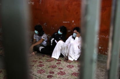 Familiares acusados del crimen de las dos hermanas, retenidos en un calabozo de Gujrat, Pakistán.