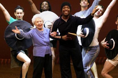 Doris Eaton Travis rodeada de bailarines en un ensayo de la gala.