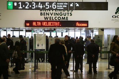 Pasajeros en el control de acceso de la Estación de Sants de Barcelona antes del viaje inaugural del AVE Barcelona-Madrid.