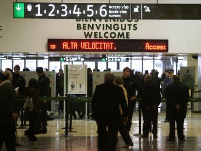 Pasajeros en el control de acceso de la Estación de Sants de Barcelona antes del viaje inaugural del AVE Barcelona-Madrid.