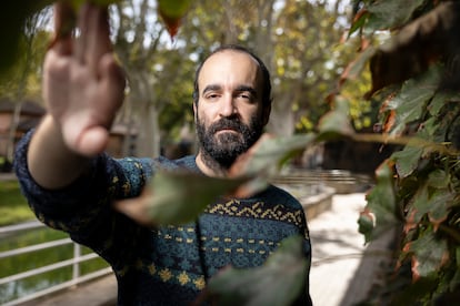 El guionista Eduard Sola, retratado en noviembre en el barrio de Sants de Barcelona.