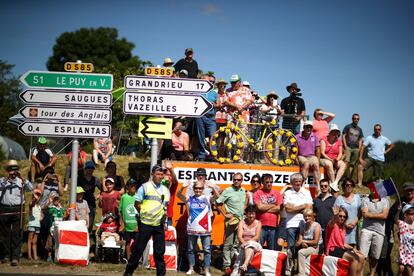 Un grupo de aficionado anima a los corredores durante la 15ª etapa de la ronda francesa.