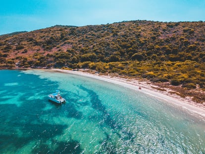 A la salvaje Playa Blanca, en la provincia de Azua, solo se puede llegar en barco o en vehículo todoterreno.