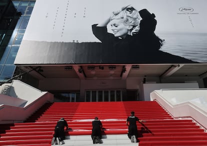 The central section of the Cannes red carpet is replaced.
